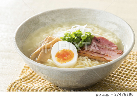 ほんわか湯気の立つ、熱々の塩ラーメン 57476296