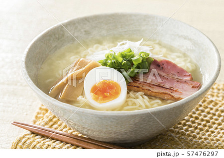 ほんわか湯気の立つ、熱々の塩ラーメン 57476297