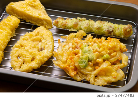 揚げバットにのせられた天ぷら。 57477482