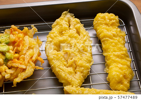 揚げバットにのせられた天ぷら。 57477489