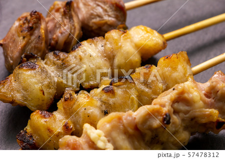 焼鳥盛り合わせ(塩焼き・スレートプレート上)。 焼鳥盛り合わせ(塩焼き・スレートプレート上)。 57478312