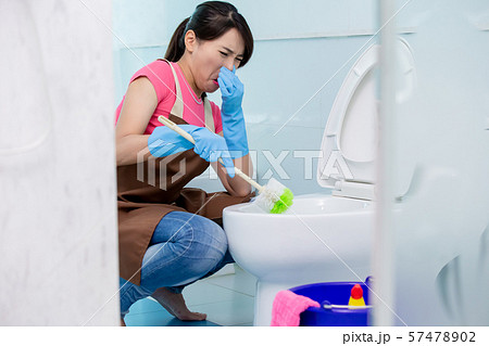 woman brush the toilet 57478902