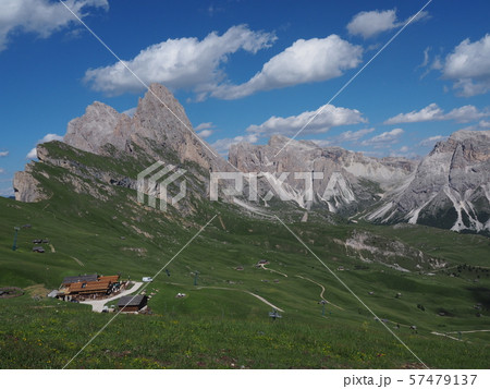 ドロミテのセチューダからガイスラー山群を望む 57479137