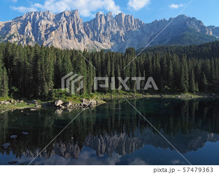 ドロミテのカレッツァ湖とラテマール山群の写真素材