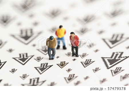 進む若い男性たち 進む若い男性たち 57479378