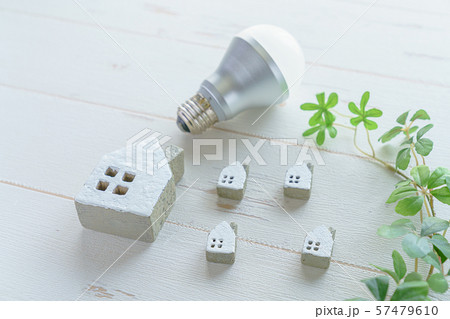 LED電球とミニチュアの家 LED電球とミニチュアの家 57479610