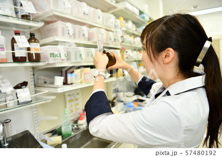 薬剤師の水剤調剤 薬剤師の水剤調剤 57480192