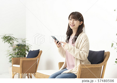 ライフスタイル　女性　スマホ　電話　リラックス 57480506