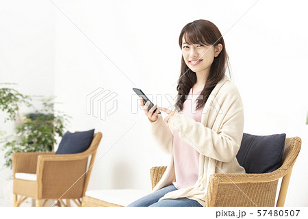 ライフスタイル 女性 スマホ 電話 リラックス ライフスタイル 女性 スマホ 電話 リラックス 57480507