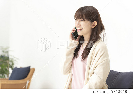 ライフスタイル 女性 スマホ 電話 リラックス ライフスタイル 女性 スマホ 電話 リラックス 57480509