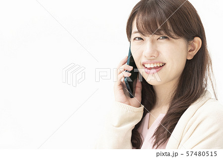 ライフスタイル　女性　スマホ　電話　リラックス 57480515