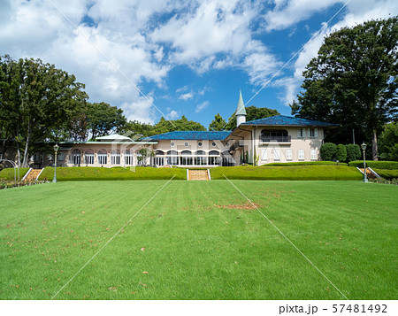 初夏の川口市立グリーンセンターの集会堂と庭園 初夏の川口市立グリーンセンターの集会堂と庭園 57481492