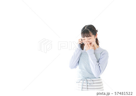 笑顔でスマートフォンを使う若い主婦 笑顔でスマートフォンを使う若い主婦 57481522
