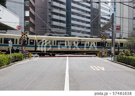 新宿駅前の踏切、小田急電鉄8000形 新宿駅前の踏切、小田急電鉄8000形 57481638