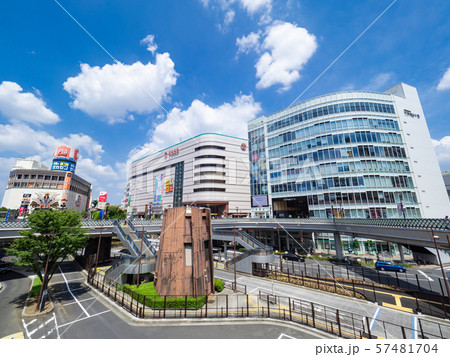 青空のJR川口駅前のローターリーと商業施設 57481704