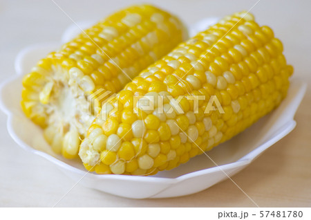 茹でたトウモロコシ 57481780