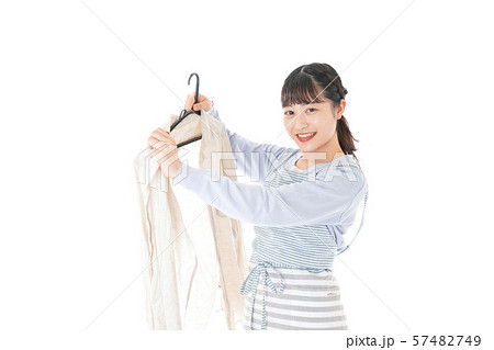 服を洗濯する若い主婦 57482749