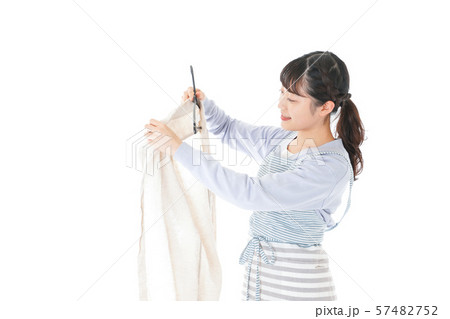 服を洗濯する若い主婦 57482752
