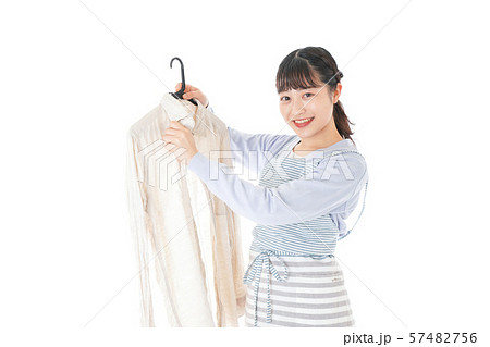 服を洗濯する若い主婦 服を洗濯する若い主婦 57482756