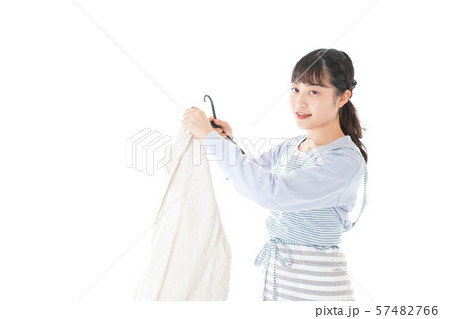 服を洗濯する若い主婦 服を洗濯する若い主婦 57482766