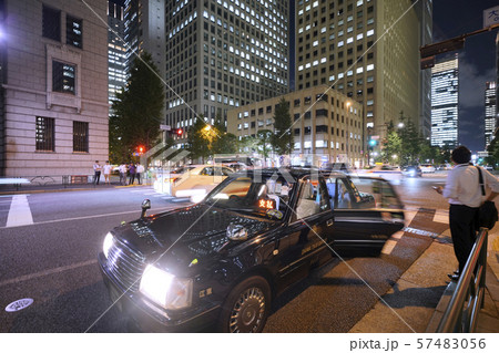 日本の東京都市景観 「大手町駅前」交差点などを望む・（奥は丸の内・東京駅方向） 57483056