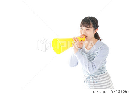 メガフォンで応援をする若い主婦 57483065