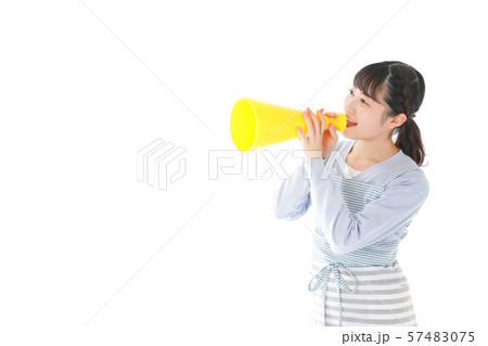 メガフォンで応援をする若い主婦 57483075