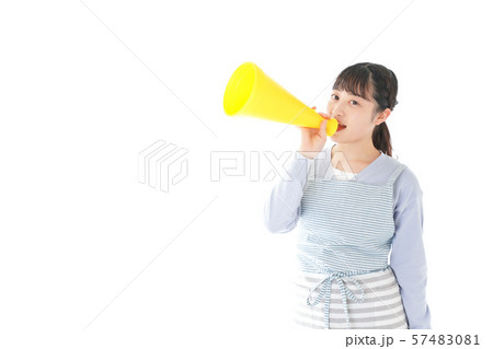 メガフォンで応援をする若い主婦 メガフォンで応援をする若い主婦 57483081