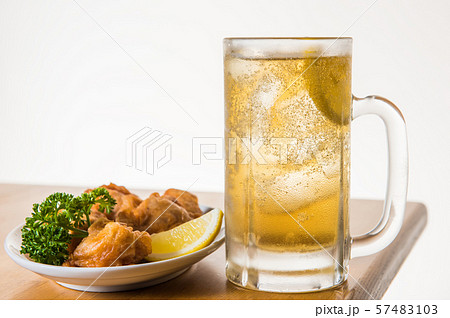 ハイボールと若鶏の唐揚げ ハイボールと若鶏の唐揚げ 57483103