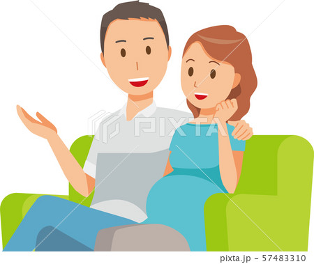 ソファーに座っている妊婦と夫 57483310