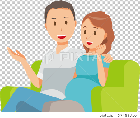 ソファーに座っている妊婦と夫 57483310