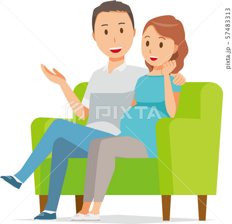 ソファーに座っている妊婦と夫 57483313