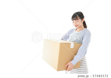 宅配便を受け取る若い主婦 57483572