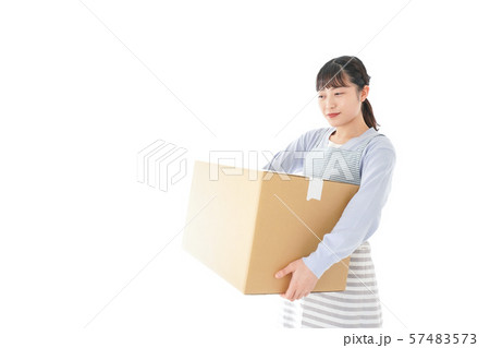 宅配便を受け取る若い主婦 宅配便を受け取る若い主婦 57483573