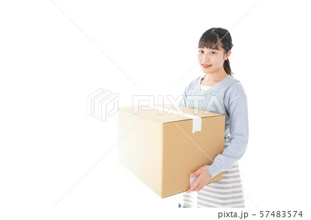 宅配便を受け取る若い主婦 57483574