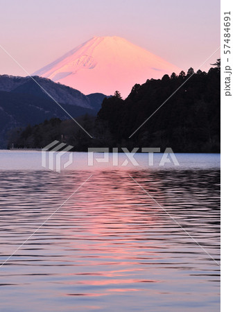 芦ノ湖畔からの紅富士-77683 芦ノ湖畔からの紅富士-77683 57484691