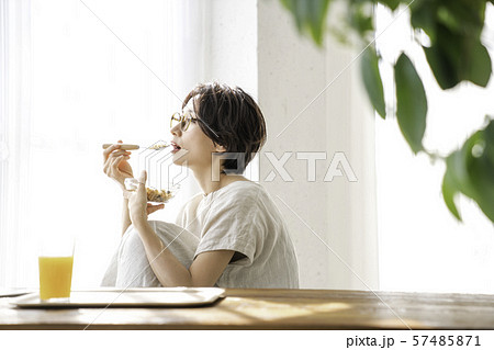 若い女性 朝食 若い女性 朝食 57485871