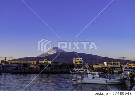 （静岡県）沼津港の夕暮れ 57489948