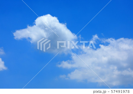 夏空、真夏、青空のイメージ 夏空、真夏、青空のイメージ 57491978
