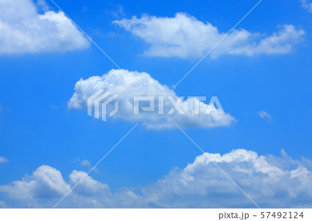夏空、真夏、青空のイメージ 57492124