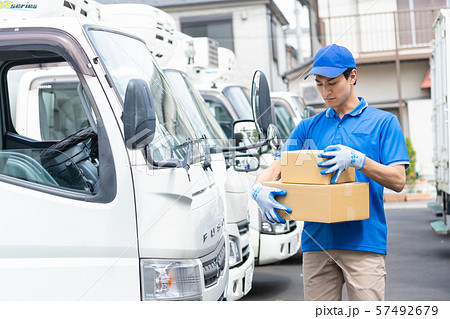 物流 配送 輸送業 ドライバー トラック ビジネスイメージ 57492679