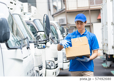 物流 配送 輸送業 ドライバー トラック ビジネスイメージ 57492680