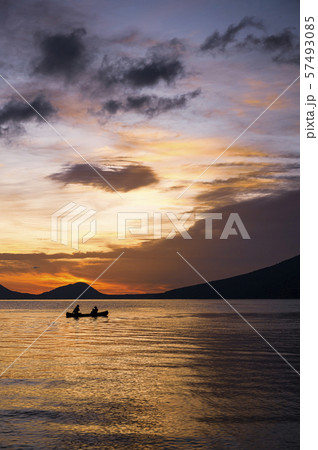 支笏湖 朝焼け カヌー 57493085