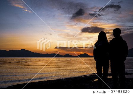 支笏湖 日の出を見る母娘 支笏湖 日の出を見る母娘 57493820