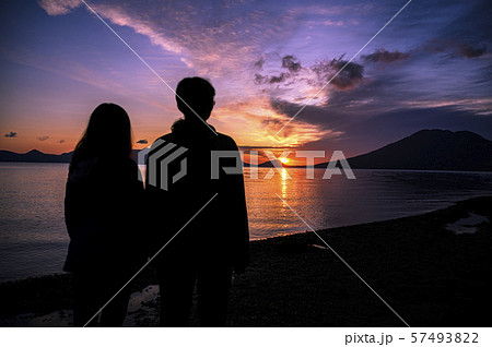 支笏湖 日の出を見る母娘 支笏湖 日の出を見る母娘 57493822