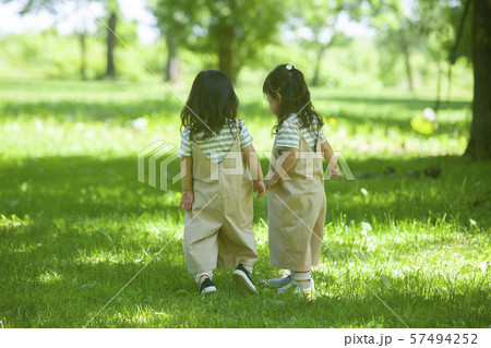 双子の姉妹 双子の姉妹 57494252