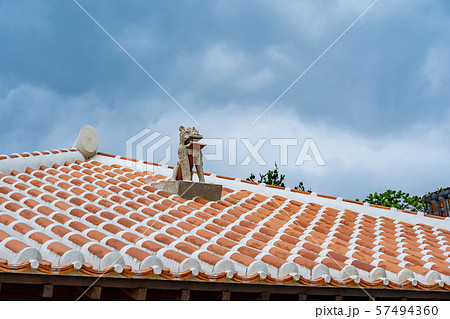 沖縄　竹富島のまちなみ　屋根のシーサー　赤瓦としっくい 57494360