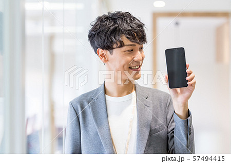 ビジネスマン、オフィスカジュアル、スマホ画面 57494415