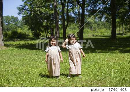 双子の姉妹の写真素材