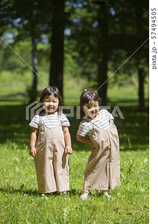 双子の姉妹 双子の姉妹 57494505